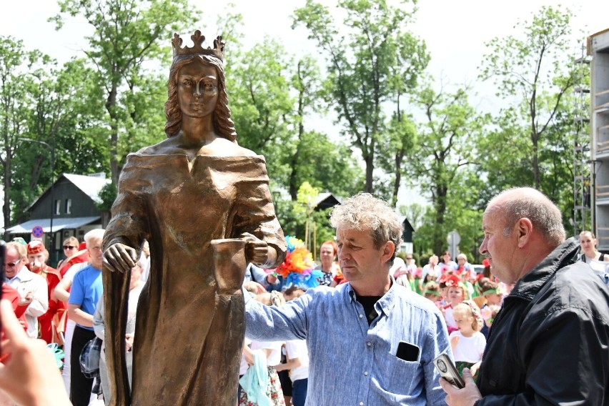 Mnóstwo osób pojawiło się na odsłonięciu pomnika królowej...