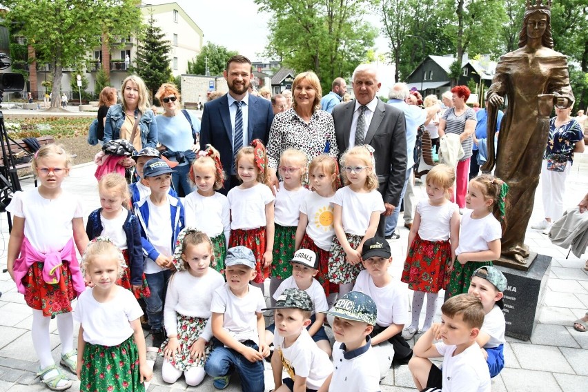 Mnóstwo osób pojawiło się na odsłonięciu pomnika królowej...