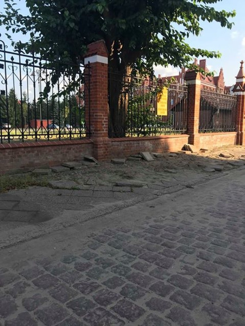 Malbork. Urząd Miasta obiecuje, że zniszczony chodnik wkrótce zostanie naprawiony [ZDJĘCIA]