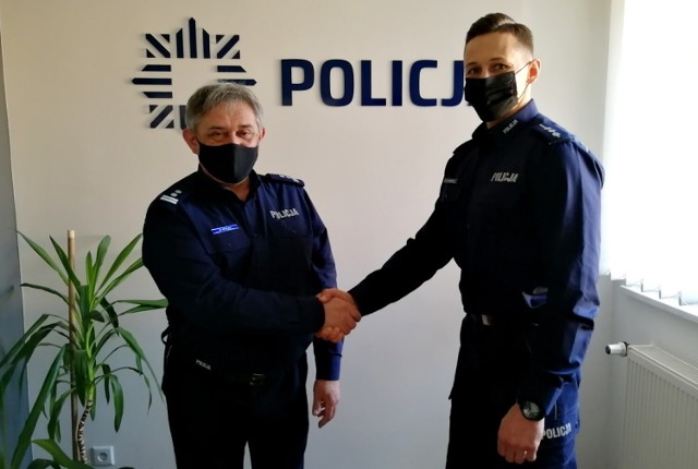 St. asp. Wojciech Gliniecki (po prawej) został mianowany na szefa posterunku policji w Bukowcu przez mł. insp. Wojciecha Sztejkę, komendanta powiatowego policji w Świeciu