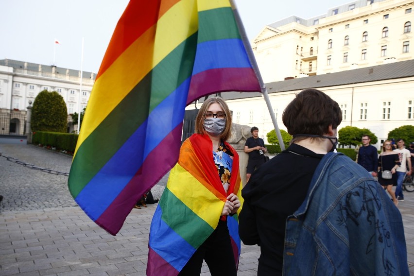 Tęczowe Disco pod Pałacem. W Warszawie odbył się protest przeciwko dyskryminacji osób LGBT w tzw. Karcie Rodziny