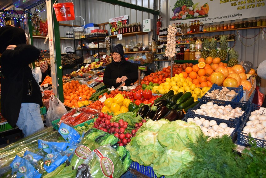 Takie są ceny warzyw i owoców na chełmskim bazarze przed świętami Bożego Narodzenia. Zobacz zdjęcia