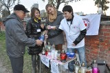 Harcerze i wolontariusze PCK sprzedają znicze przy cmentarzach