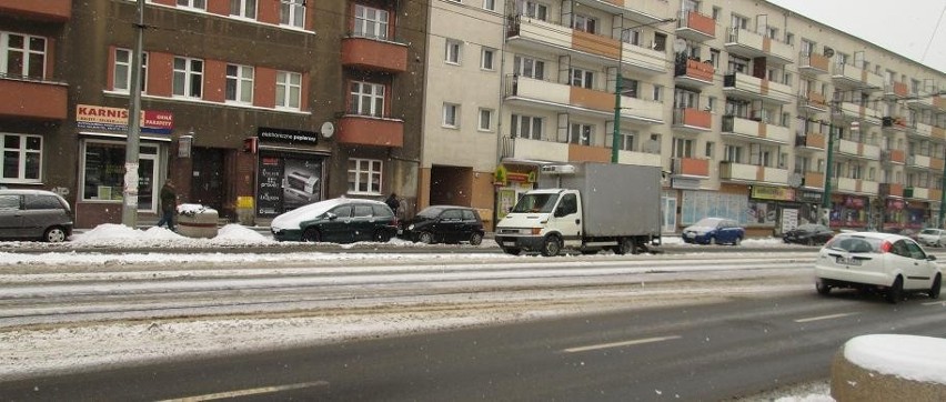 Poznań: Rozładunek towaru na środku ulicy Głogowskiej [ZDJĘCIA]