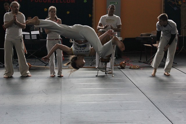 Pokaz capoeira w sali gimnastycznej ZSEA w Kole
