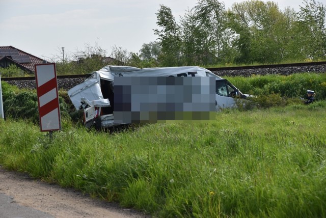 W Sobczycach bus zderzył się z szynobusem