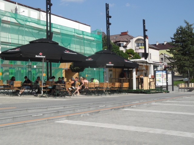 Rynek Jaworzno. Piją alkohol poza wyznaczonymi miejscami. Jest ZAKAZ!