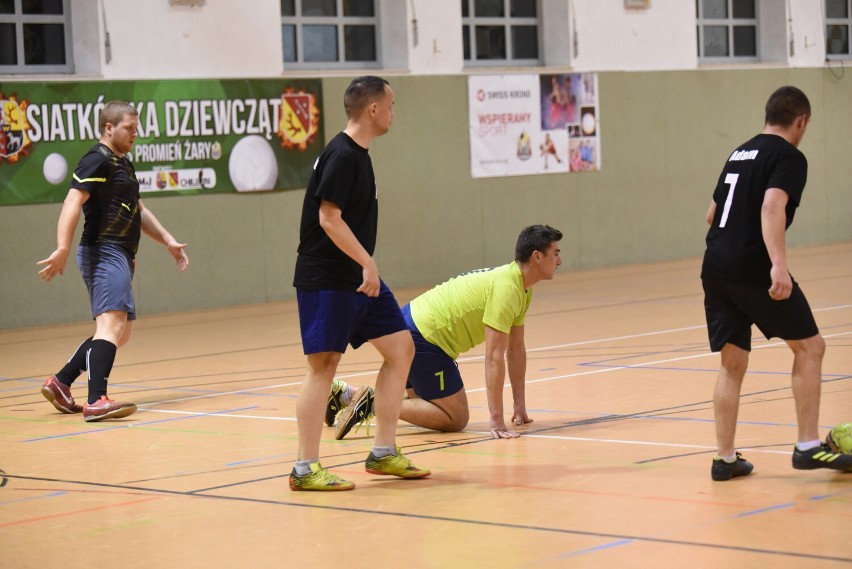 No i wystartowali! Ruszyła Żarska Liga Futsalu. Zamiast na zielonej trawie grają na żółtym parkiecie