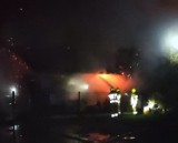 Pożar garażu i samochodu w Olesznej koło Łagiewnik. Omal co się dom nie spalił! 4 wozy strażackie interweniowały. 