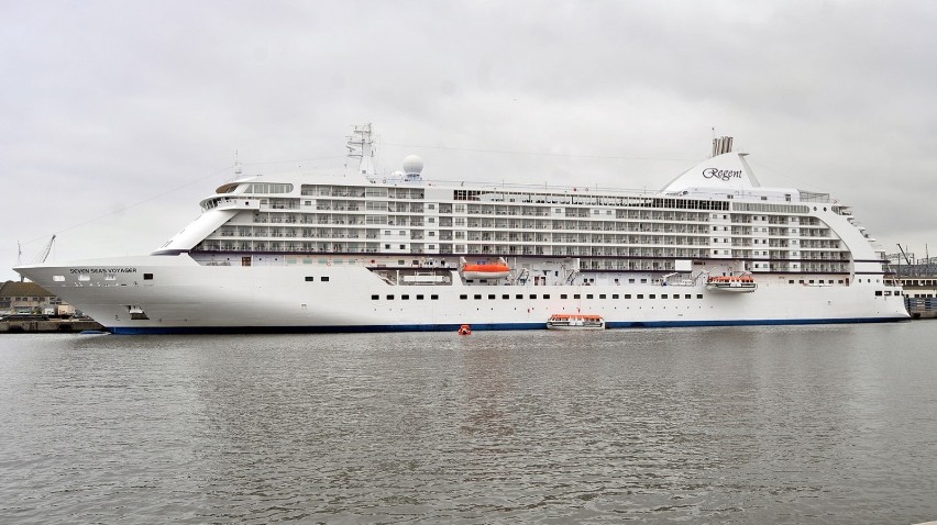 Seven Seas Voyager w Gdyni. Ostatni  wycieczkowiec w tym sezonie zawinie w sobotę do portu