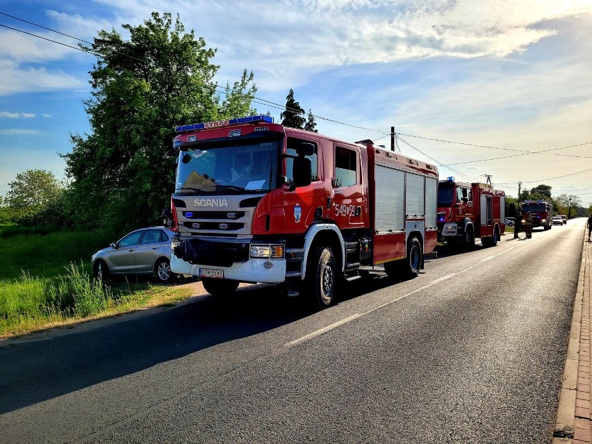 Pożar garażu i samochodu w Skrzynkach. Mężczyzna z poparzeniami zabrany śmigłowcem LPR [ZDJĘCIA]