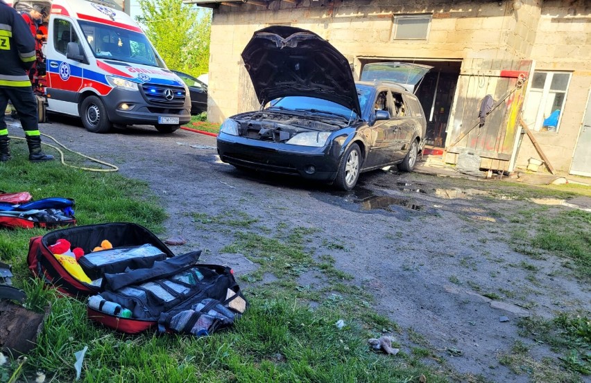 Pożar garażu i samochodu w Skrzynkach. Mężczyzna z poparzeniami zabrany śmigłowcem LPR [ZDJĘCIA]