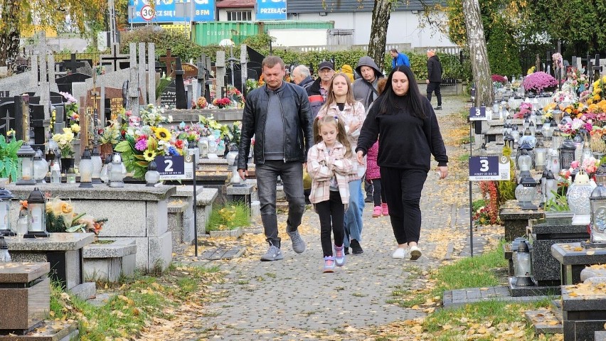 Przygotowania do Wszystkich Świętych w Kielcach. Wiele osób sprząta groby na cmentarzu przy ulicy Zagnańskiej 