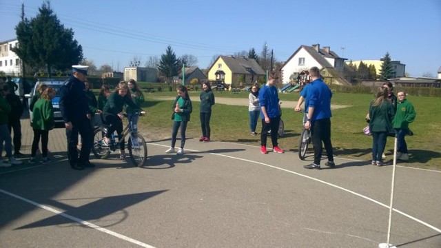 Egzamin na kartę rowerową pod okiem policjantów pozwala dokładnie sprawdzić wiedzę i umiejętności