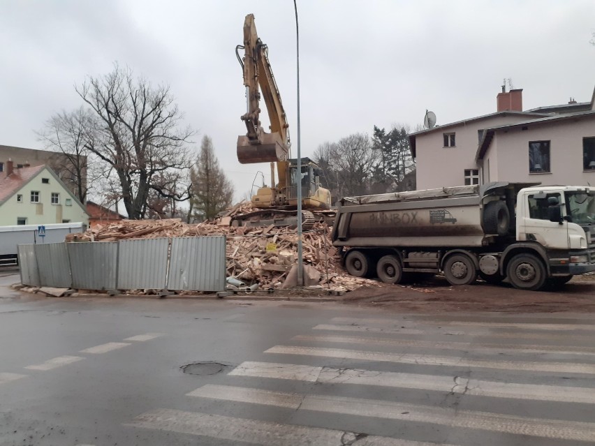 Wyburzanie kamienicy na Sobięcinie w Wałbrzychu