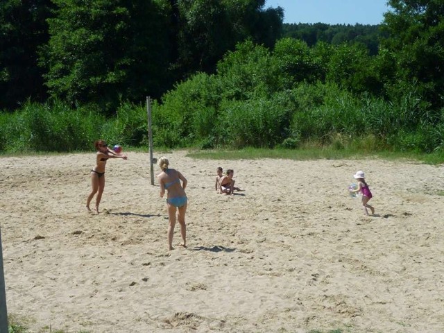 Wakacje w Chodzieży. Mieszkańcy wypoczywają na plaży