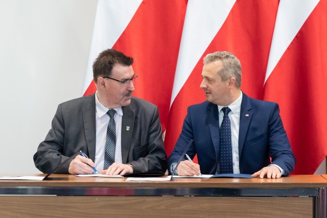 Umowy o dofinasowanie przebudowy dróg w ramach Rządowego Funduszy Rozwoju Dróg podpisali włodarze: powiatu żnińskiego, gmin: Gąsawa, Janowiec Wielkopolski, Łabiszyn i Rogowo.