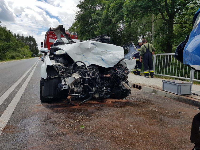 Nowa Jastrząbka. Wypadek na Drodze Wojewódzkiej nr 984 - na Mielec. Samochód osobowy zderzył się z dostawczym. Są ranni 