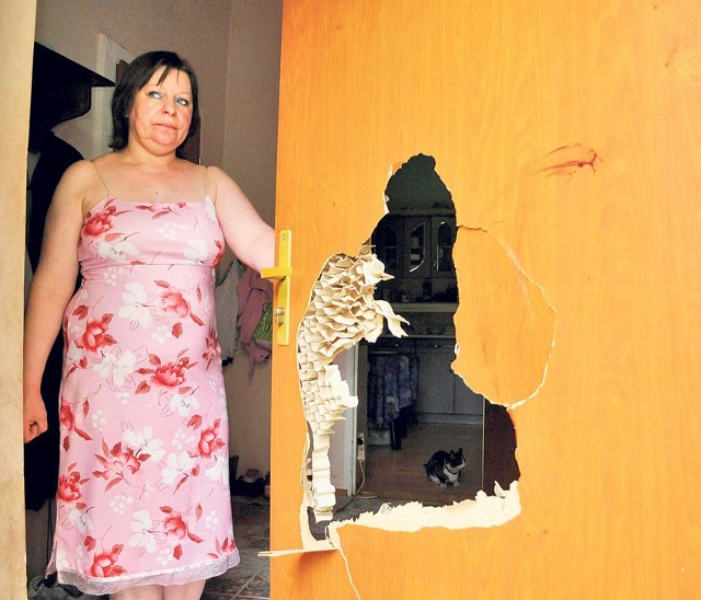 Kibole kopniakami wybili dziurę w drewnianych drzwiach mieszkania pani Ewy.