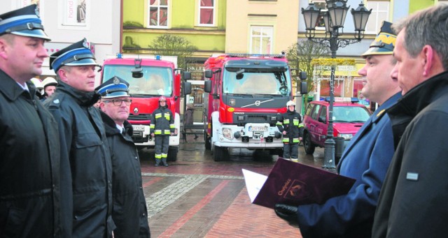 Z lewej prezes Karol Górnowicz. Nowego samochodu gratuluje komendant wojewódzki i burmistrz.