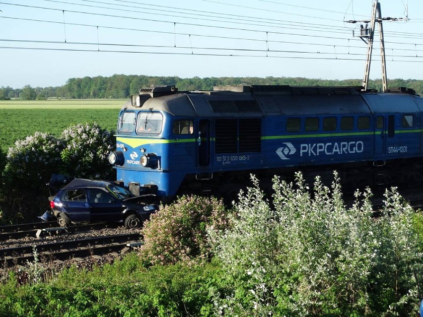 Wypadek na przejeździe kolejowym w Wojnowicach. Auto wjechało pod pociąg [ZDJĘCIA]