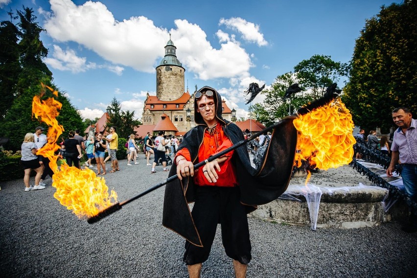 Czarodzieje, niezwykłe postacie i mnóstwo magii. Na Zamku Czocha trwa festiwal "Czarodziejem być... Szkoła Magii"