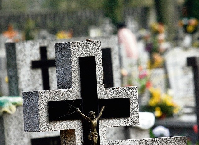 Organizacja ruchu samochodowego przy płockich nekropoliach zmieni się już w sobotę. Jak zatem dojechać na groby swoich bliskich? Gdzie postawić samochód?