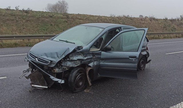 Citroen uderzył w barierki