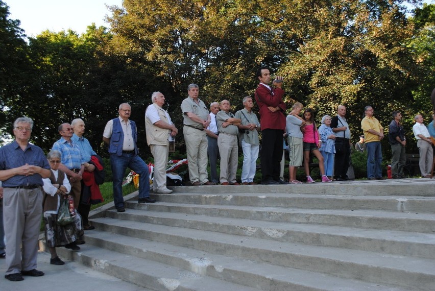 Uczestnicy uroczystości 5 sierpnia 2011 roku o godzinie...