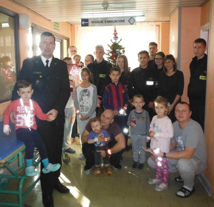 Strażacy i uczniowie ZSP nr 1 w Inowrocławiu przynieśli prezenty małym pacjentom [zdjęcia] 