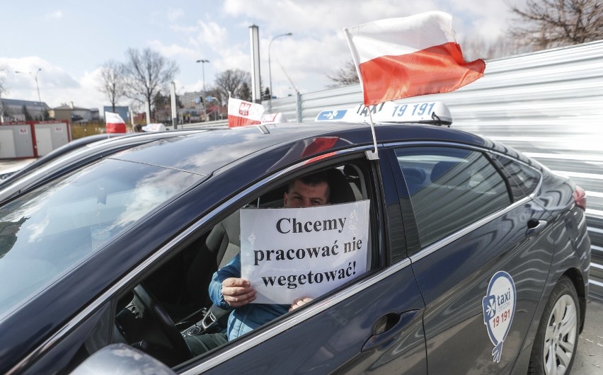 Rzeszowscy taksówkarze protestują. Wsparł ich Grzegorz Braun. "Chcemy normalnie pracować, bankrutujemy"