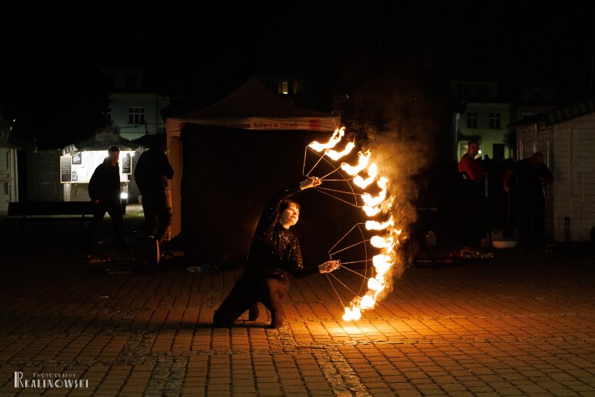 Fire show na żorskim rynku był bardzo efektowny.