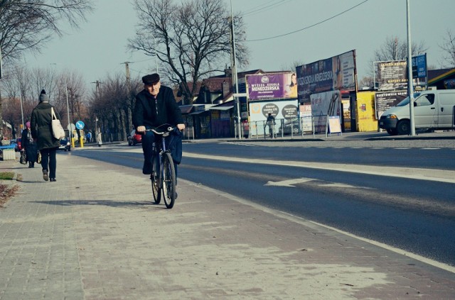 Na ścieżce rowerowej biegnącej wzdłuż ulicy Wojska Polskiego zalega bardzo dużo piachu, który jest niebezpieczny dla rowerzystów, bo piach na kostce to groźba poślizgu