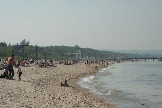 Na brzeźnieńskiej plaży pojawili się liczni wielbiciele słonecznej kąpieli / Fot. Ewa Kowalska