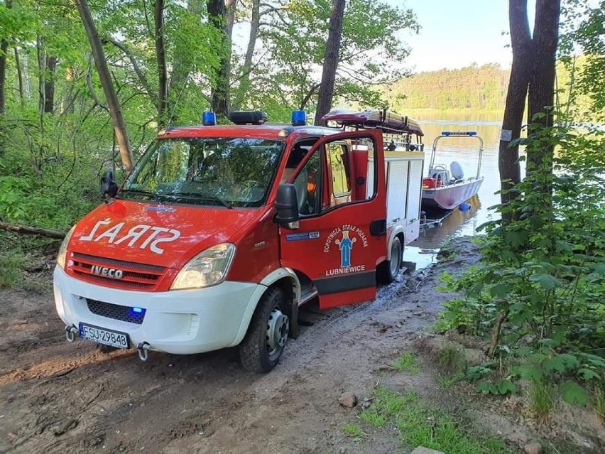 Jest to lekki samochód ratowniczo gaśniczy Iveco.