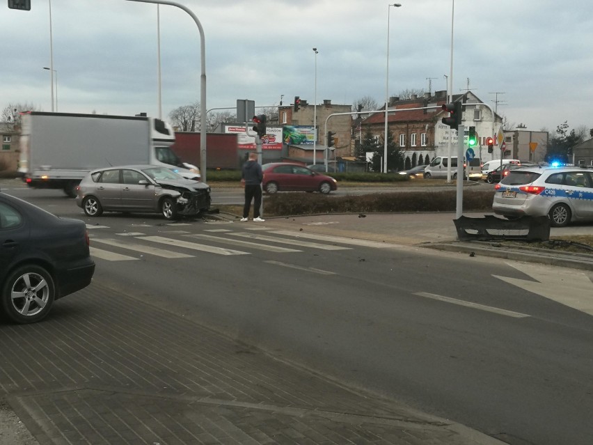 Wypadek na skrzyżowaniu ul. Okrzei - Wronia we Włocławku. Zderzenie mazdy z audi [zdjęcia]