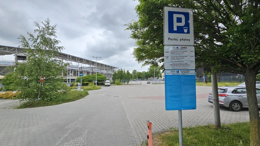 Parking przy stadionie Suzuki Arena w Kielcach prawie pusty. Społecznik apeluje do prezydenta o wycofanie się z opłat. Zobacz zdjęcia