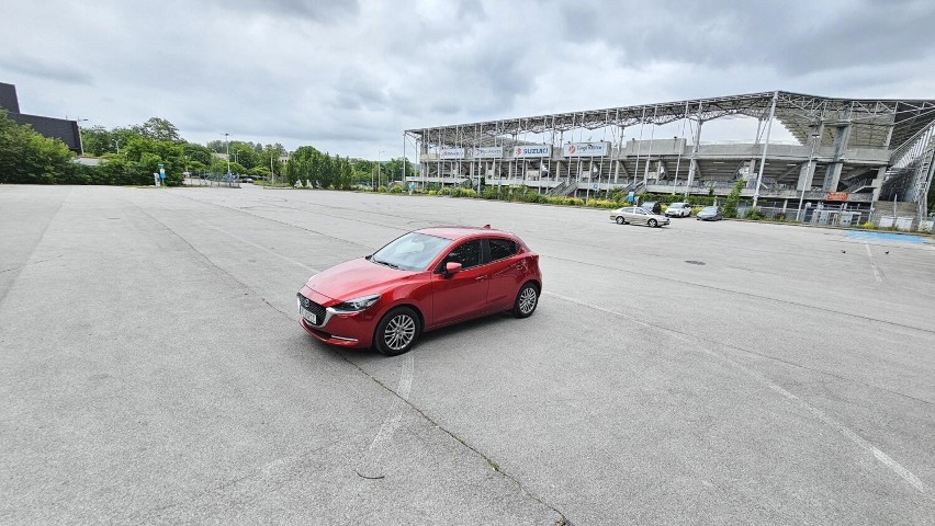 Parking przy stadionie Suzuki Arena w Kielcach prawie pusty. Społecznik apeluje do prezydenta o wycofanie się z opłat. Zobacz zdjęcia