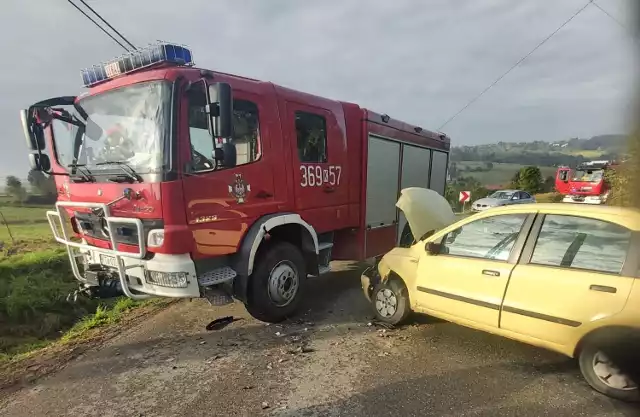Do wypadku z udziałem wozu strażackiego i samochodu osobowego doszło na drodze w Czermnej