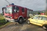 Wypadek z udziałem wozu strażackiego pod Tarnowem. Ochotnicy jechali do gaszenia pożaru w Czermnej i zderzyli się z samochodem osobowym