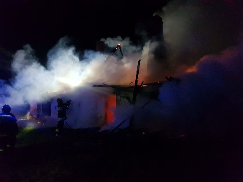 Pożar budynku w Szembruku. W akcji siedem zastępów straży pożarnej [zdjęcia]