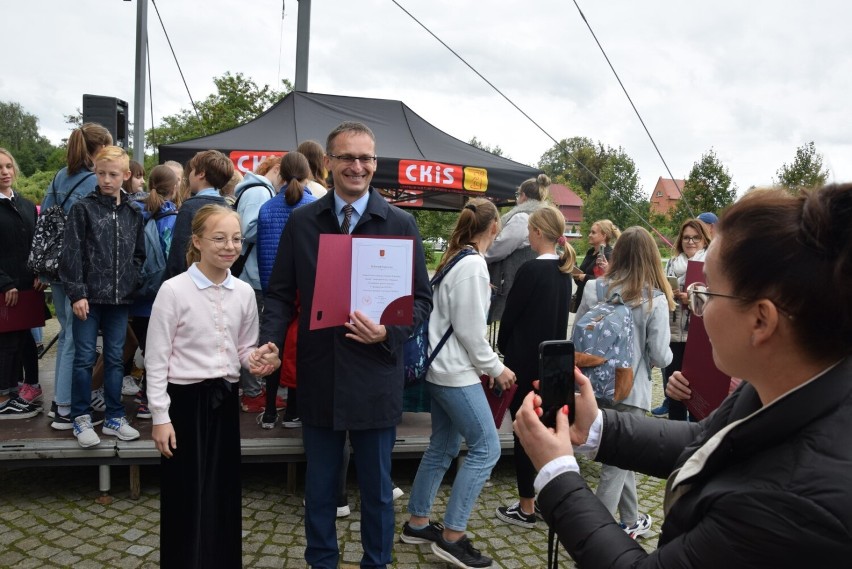 Pruszcz Gdański. Stypendia dla najlepszych uczniów wręczone. Zobaczcie zdjęcia!