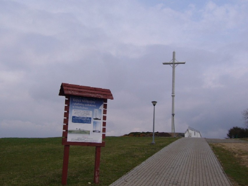 Krzyż Milenijny i platforma widokowa w Niechobrzu