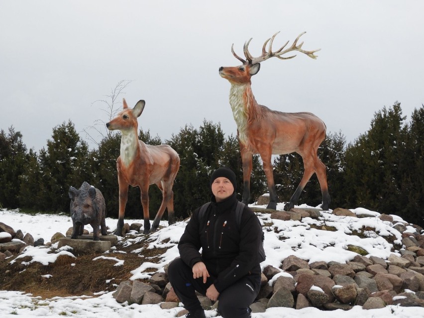 Gostyń. Zimowy spacer po Godurowie. Bajkowe figury przyciągają uwagę i pięknie komponują się z zimowym krajobrazem [ZDJĘCIA]