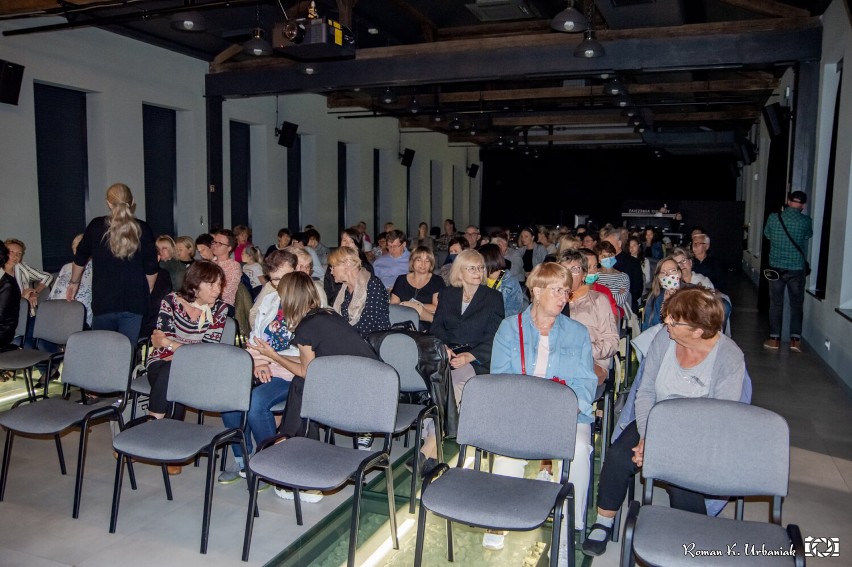 Pleszew. Oczarowali publiczność i przenieśli ją do innych czasów. Muzyczna podróż po największych przebojach musicalowych i filmowych