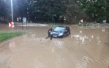 Podtopienia w powiecie strzeleckim. Kobieta wjechała do wody i utknęła w samochodzie. Musieli pomóc strażacy