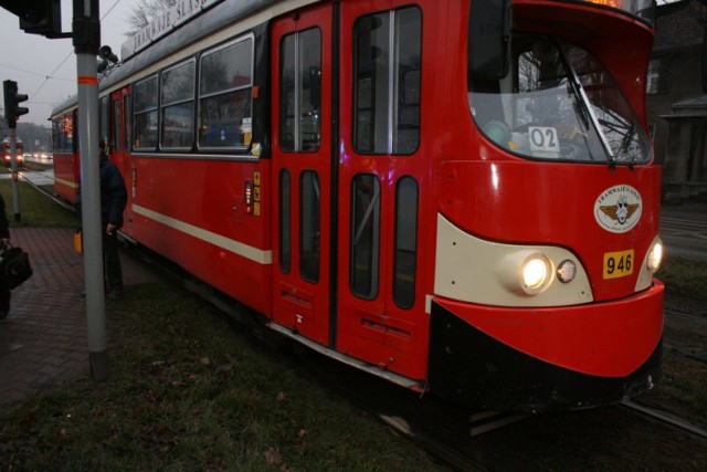 Wypadek w tramwaju w Zabrzu. Kobieta złamała nogę wysiadając