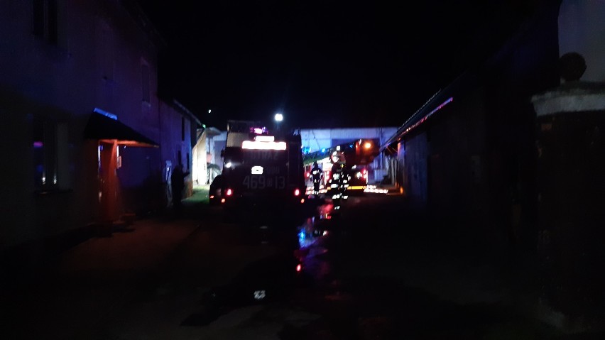Strażacy gaszą pożar w Prusinowicach w gminie Pakosławice