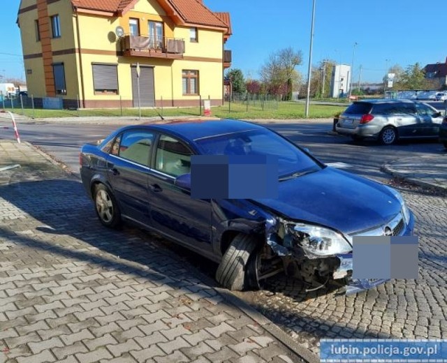 Wczoraj funkcjonariusze otrzymali zgłoszenie od świadka, który zauważył, że ulicami Ścinawy porusza się pojazd, którego ruchy sugerowały, że kierowca nie jest trzeźwy. Według zgłaszającego jechał on całą szerokością ulicy i uderzył w barierki ochronne obok pobliskiego sklepu. Na miejsce natychmiast wysłano funkcjonariuszy, którzy po przyjeździe na miejsce zobaczyli pozostawiony tam uszkodzony pojazd. W środku nie było jednak kierowcy, który postanowił uciec z miejsca zdarzenia. Zniszczenia spowodowane przez kierowcę to  3 uszkodzone samochody stojące na parkingu, 5 barier ochronnych obok sklepu i stojący obok przejścia dla pieszych znak drogowy.