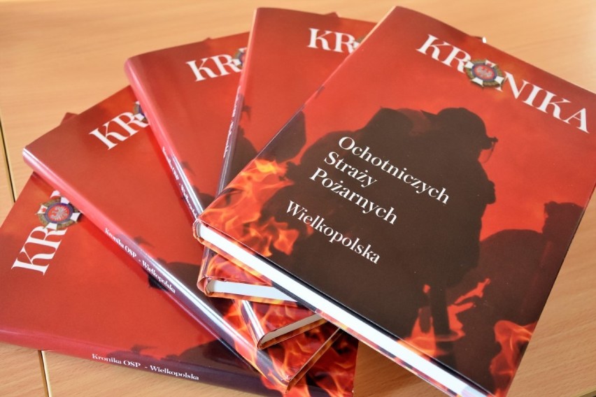 Pobiedziska: Burmistrz wręczyła komendantowi albumy "Kronika OSP w Wielkopolsce"